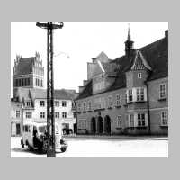 001-0020 Der Markt in Allenburg mit Rathaus und Kirche.jpg
